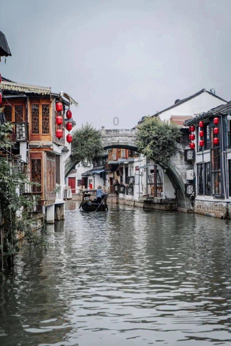 赵丽颖为金鹰宣传，90度夹腿坐姿太牛了，你觉得呢？