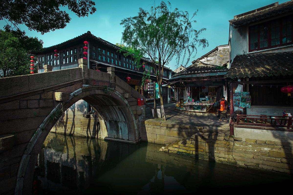 成都进入两会时间 出席市政协十六届二次会议的委员报到